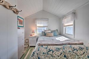ein kleines Schlafzimmer mit einem Bett und einem Fenster in der Unterkunft Seaside SK Getaway Steps to Matunuck Beach! in South Kingstown
