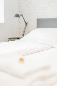 Łóżko lub łóżka w pokoju w obiekcie ZEUS Design Apartments Herz