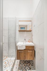 łazienka z prysznicem i umywalką w obiekcie ZEUS Design Apartments Herz w Wiedniu