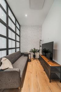 Telewizja i/lub zestaw kina domowego w obiekcie ZEUS Design Apartments Herz