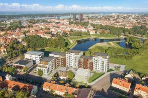 una vista aérea de una ciudad con edificios y un lago en BestToRest old town apartamant, en Klaipėda