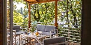 eine abgeschirmte Veranda mit Stühlen und einem Tisch in der Unterkunft Aminess Atea Camping Resort Mobile Homes in Njivice