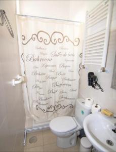 La salle de bains est pourvue de toilettes et d'un lavabo. dans l'établissement Apartamento Piamonte, à Madrid