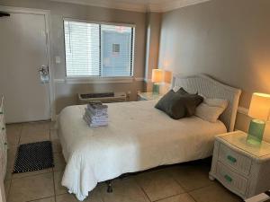 
A bed or beds in a room at Charming ocean view condo! Bluewater Resort
