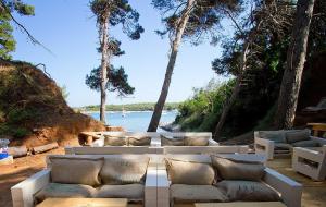 ein Wohnzimmer mit Sofas und Meerblick in der Unterkunft Apartments Istra Nielsen in Premantura