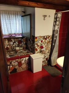Łazienka z mozaiką na ścianach i umywalką w obiekcie La Casa Doro w Katanii