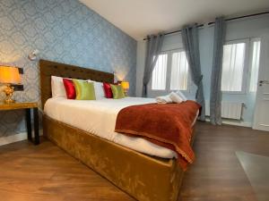 um quarto com uma cama grande num quarto em Charming Plaza de España em Madri