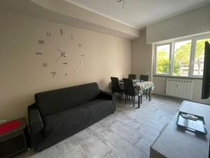 salon z kanapą i stołem w obiekcie Casa Patty w Rapallo
