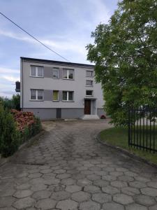 帕克mieszkanie dwupokojowe w Pucku的前面有车道的白色房子