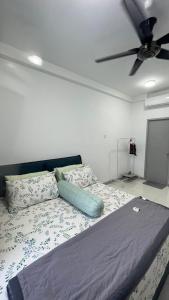 Ce lit se trouve dans une chambre dotée d'un ventilateur de plafond. dans l'établissement Harith sofea condo with pool, à Kuala Terengganu