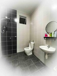 La salle de bains est pourvue de toilettes et d'un lavabo. dans l'établissement Harith sofea condo with pool, à Kuala Terengganu
