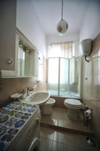 baño con aseo y ventana en Casa Olga, en Pianella