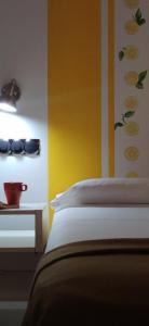 En eller flere senge i et værelse på Hostal Santa Ana Colors