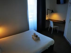 Postel nebo postele na pokoji v ubytování Hôtel Le Ponson