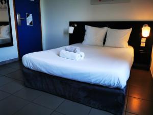 Postel nebo postele na pokoji v ubytování Hôtel Le Ponson