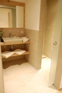 a bathroom with a sink and a mirror at Altstadthotel Millipp in Beilngries