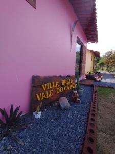 una señal que lee Villa Balilla vale do carán en Chalés Vila Bela Vale do Capão, en Vale do Capao