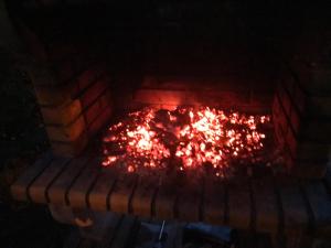 Un fuoco dentro un focolare al buio di LA COTARAXA a Piloña
