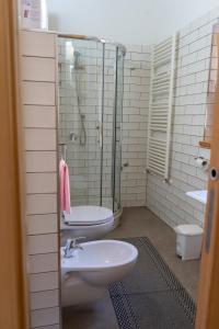 W łazience znajduje się toaleta, umywalka i prysznic. w obiekcie IL Sogno w mieście Montesano sulla Marcellana