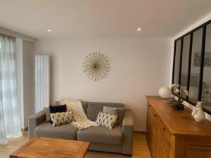 sala de estar con sofá y mesa en Studio 30 M2 Hyper centre, Neuf, Parking Gratuit, 3 Étoiles, en Cannes