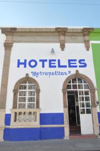 uma placa de hotel na lateral de um edifício em Hotel Metropolitan II em Irapuato