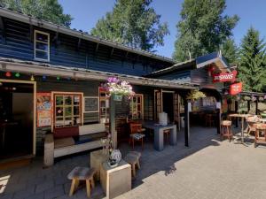 a restaurant with tables and chairs in front of a building at Chalet 4-5 Pers in Epe F16 Van alle gemakken voorzien Max aantal volwassenen is 4 in Epe