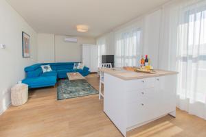 TV a/nebo společenská místnost v ubytování Sun terrace mini penthouse Bestern