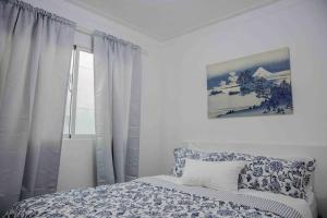 Habitación blanca con cama y ventana en Lovely condo 10 minutes from airport 15 from beach en La Cana