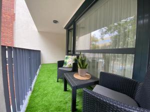 Posezení v ubytování Cosy inner city getaway Bestern