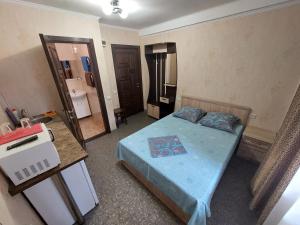 um quarto com uma cama, um lavatório e um espelho em Отель Юность em Kiev