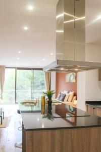 une cuisine avec un comptoir et un salon dans l'établissement Barceló Apartaments, à Monistrol de Montserrat