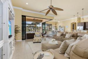 Μια τηλεόραση ή/και κέντρο ψυχαγωγίας στο STUNNING Waterfront Villa with Infinity Pool, Spa, Preserve Views Casa del Sol - Roelens