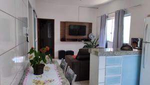 ein kleines Wohnzimmer mit einem Sofa und einer Küche in der Unterkunft Casa para temporada primavera na canastra in São Roque de Minas