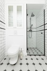 y baño blanco con aseo y ducha. en Super-Apartamenty VIP Old Town en Poznan
