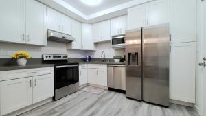 Double Suite Santa Monica - Free Parking的厨房或小厨房