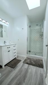 圣莫尼卡Double Suite Santa Monica - Free Parking的带淋浴和水槽的白色浴室