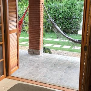 uma porta aberta para um pátio com uma rede de descanso em Quinta del Pomar em São Pedro