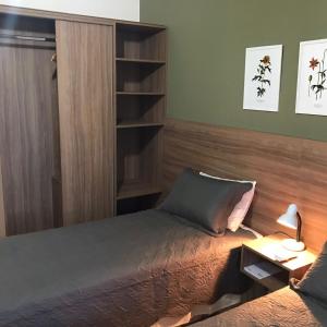 Un dormitorio con una cama y una estantería. en Quinta del Pomar, en São Pedro 17 fotos más