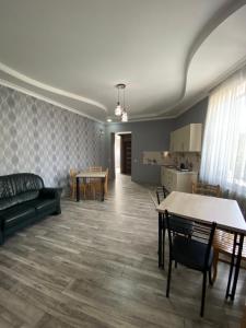 sala de estar con sofá y mesa en Onestep en Kutaisi