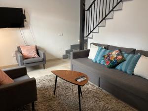 Posezení v ubytování New Townhouse in the heart of Nerja with Jacuzzi