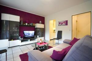 ein Wohnzimmer mit einem Sofa und einem TV in der Unterkunft Haus Meeresgruß App 13 in Grömitz