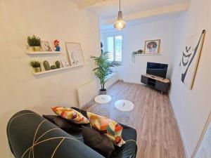 a living room with a couch and a table at GregBnb-com - T2 Design 43m2 - Toulon Est - Wifi Fibre - n2 in Toulon