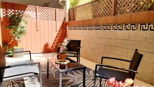 Double Suite Santa Monica - Free Parking的休息区