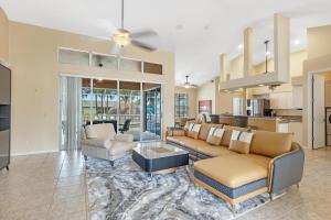 Una sala de estar con dos sofás y una cocina. en Luxury Waterfront Villa - Heated Pool and Spa with Direct Gulf Access - American Dream - Roelens, en Cabo Coral