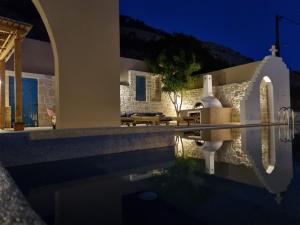 Photo de la galerie de l'établissement Villa Grabella-Amazing sea view and swimming pool, à Pitsidia