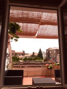 d'une fenêtre donnant sur un balcon avec vue. dans l'établissement SX6 Ático con terraza en centro histórico Pontevedra, à Pontevedra