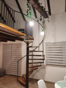 - un escalier en colimaçon dans une chambre avec une table et des chaises dans l'établissement Holiday Home Nektar Park, à Bihać