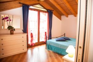 - une chambre avec un lit et une fenêtre dans l'établissement Casa Sole, à Vercana