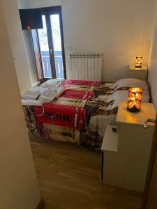 sypialnia z łóżkiem i oknem w obiekcie Residence Cavallino Bianco w mieście Terminillo