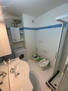 łazienka z umywalką i toaletą w obiekcie Residence Cavallino Bianco w mieście Terminillo